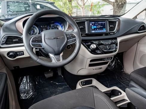 Used 2023 Chrysler Voyager LX image 6