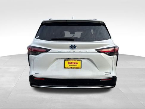 Used 2023 Toyota Sienna Limited image 6
