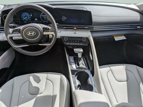 Used 2025 Hyundai Elantra Limited image 13