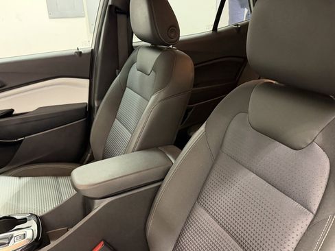 Used 2025 Chevrolet Trax LT w/ LT Convenience Package image 9