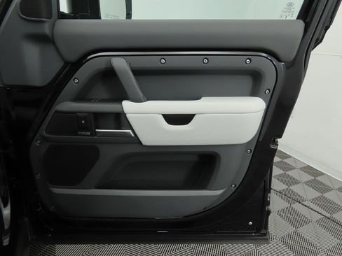 New 2026 Land Rover Defender 130 X-Dynamic SE image 25