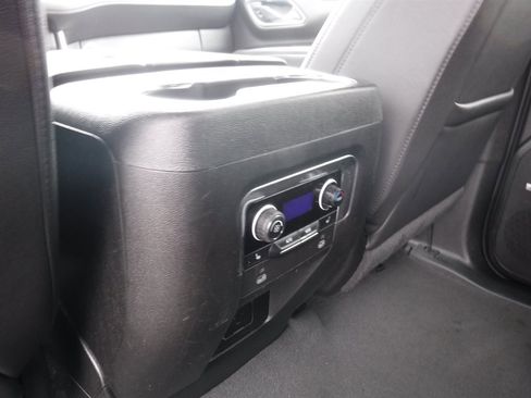 Used 2023 Chevrolet Suburban Premier image 11