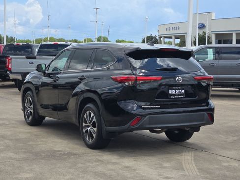 Used 2022 Toyota Highlander XLE FWD image 6