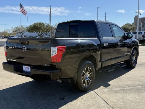 Used 2021 Nissan Titan SV w/ SV Convenience Package image 5
