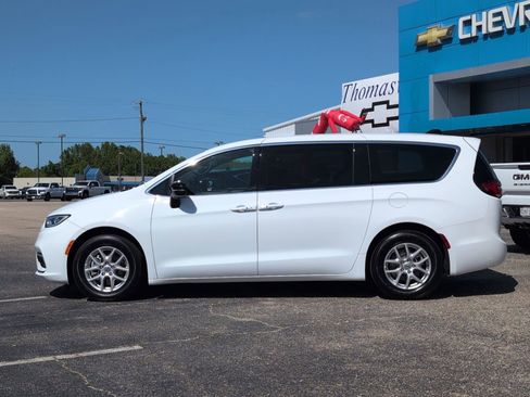 Used 2025 Chrysler Pacifica Select image 2