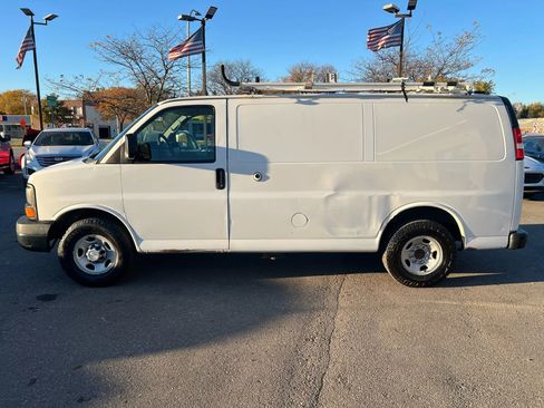 Used 2015 Chevrolet Express 2500 image 2