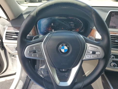Used 2022 BMW 740i w/ Premium Package RWD image 20