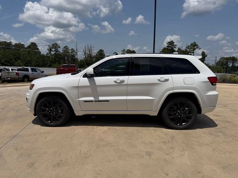 Used 2020 Jeep Grand Cherokee Altitude RWD image 2