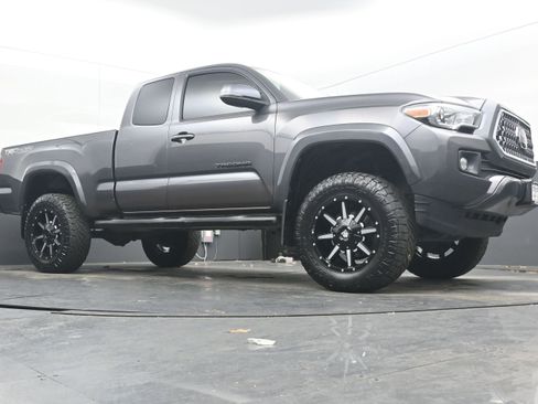 Used 2019 Toyota Tacoma TRD Sport w/ Technology Package image 18