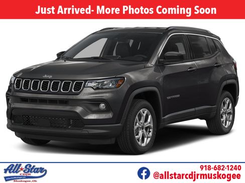 Used 2025 Jeep Compass Latitude w/ Sun & Sound Group AWD/4WD image 1