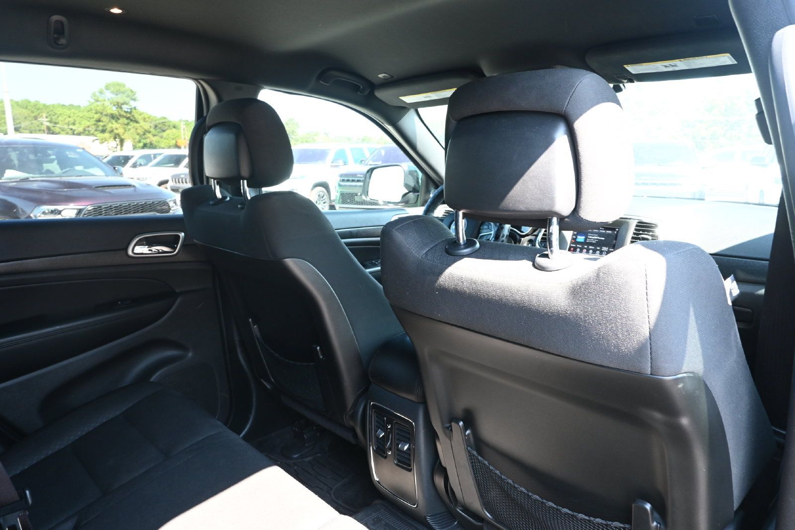 Used 2018 Jeep Grand Cherokee Laredo AWD/4WD image 25