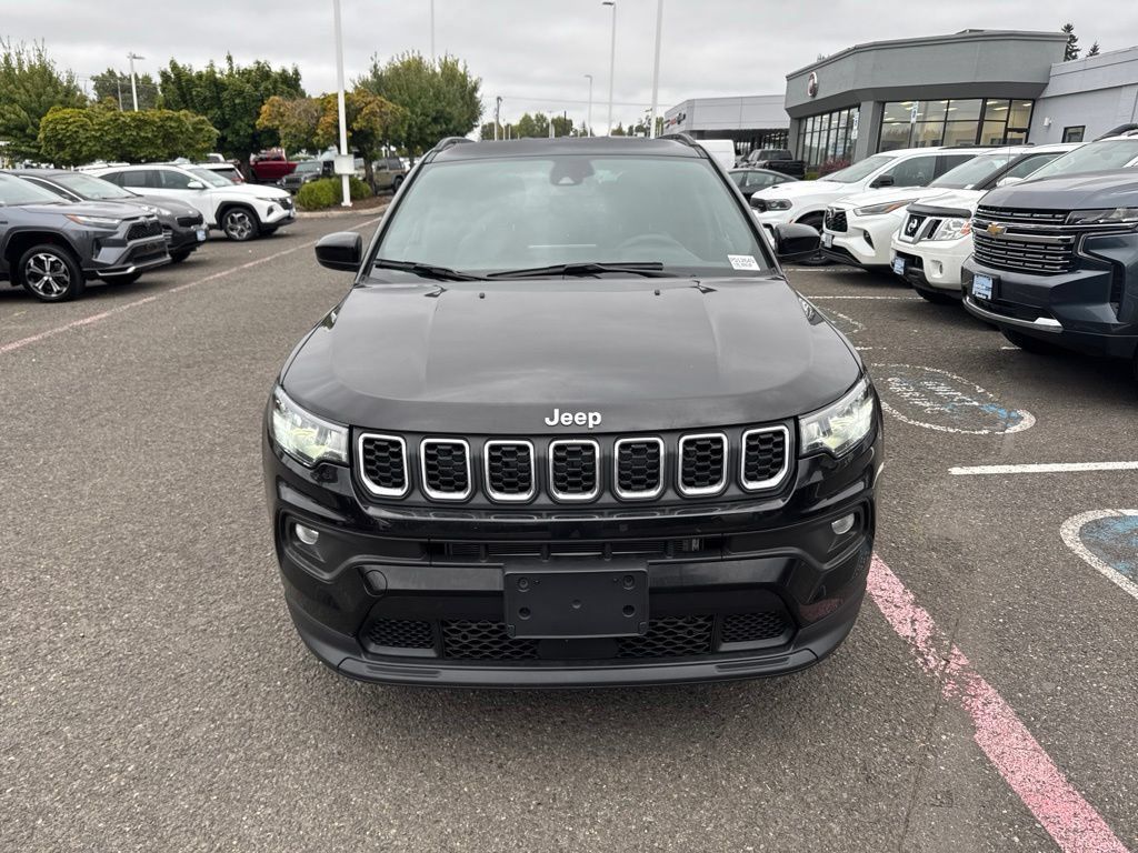 Used 2024 Jeep Compass Latitude AWD/4WD image 2