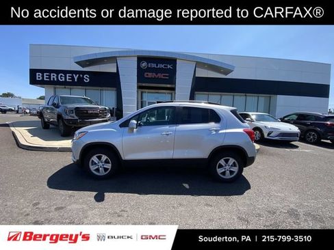 Used 2020 Chevrolet Trax LT w/ LT Convenience Package AWD/4WD image 2