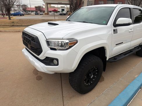 Used 2020 Toyota Tacoma TRD Sport image 4