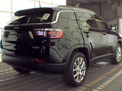 Used 2024 Jeep Compass Latitude AWD/4WD image 5