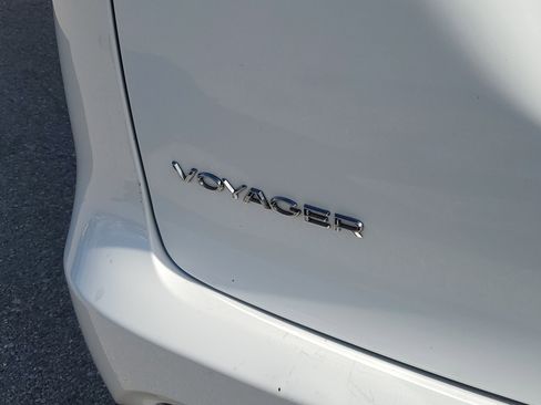 Used 2023 Chrysler Voyager LX image 12