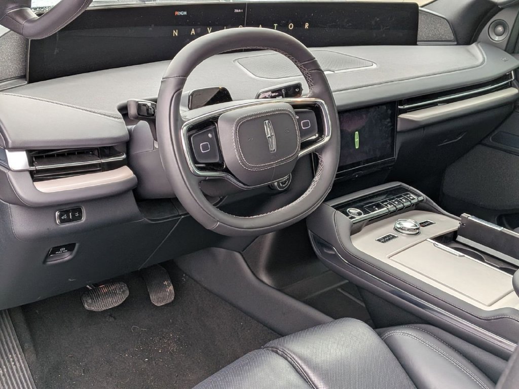 New 2025 Lincoln Navigator Reserve w/ Jet Appearance Package AWD/4WD image 11