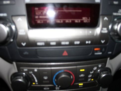 Used 2012 Toyota Highlander FWD w/ Tech Pkg image 18