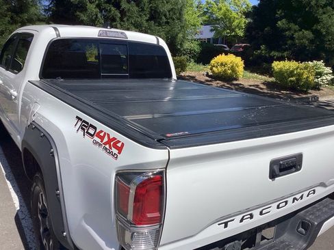Used 2020 Toyota Tacoma TRD Off-Road w/ TRD Premium Off Road Package AWD/4WD image 13
