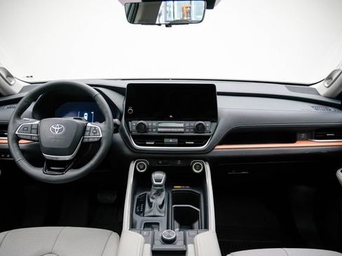 Used 2025 Toyota Grand Highlander AWD image 5