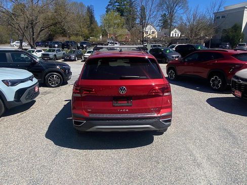 Used 2024 Volkswagen Taos SE w/ Panoramic Sunroof Package AWD/4WD image 5