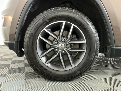 Used 2017 Jeep Grand Cherokee Limited AWD/4WD image 33