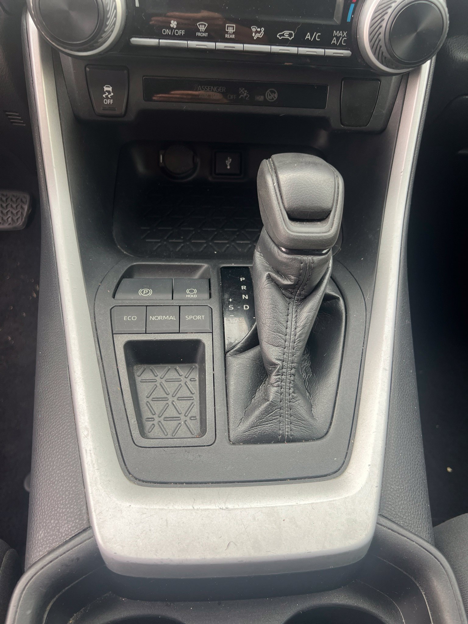Used 2021 Toyota RAV4 LE FWD image 17