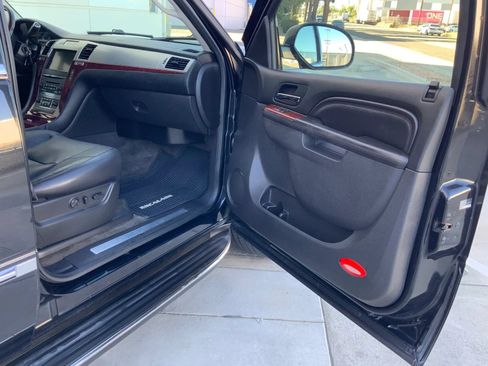 Used 2011 Cadillac Escalade Luxury AWD/4WD image 19