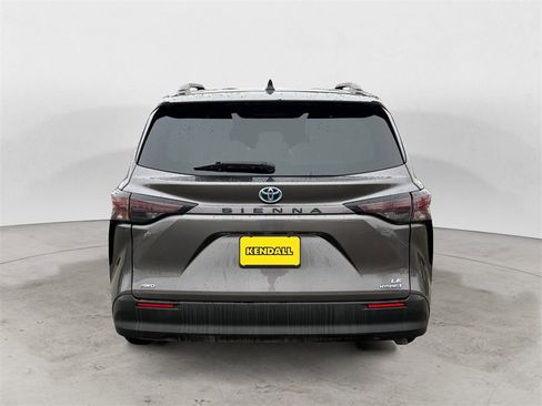 Used 2023 Toyota Sienna LE image 4