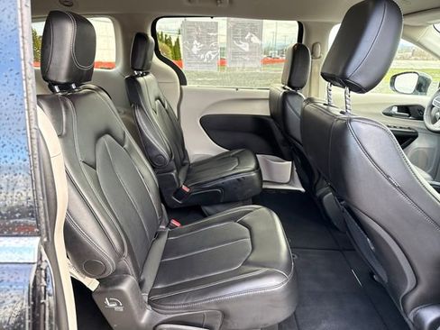 Used 2024 Chrysler Pacifica Touring-L image 10