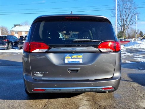 Used 2018 Chrysler Pacifica Touring-L Plus image 10