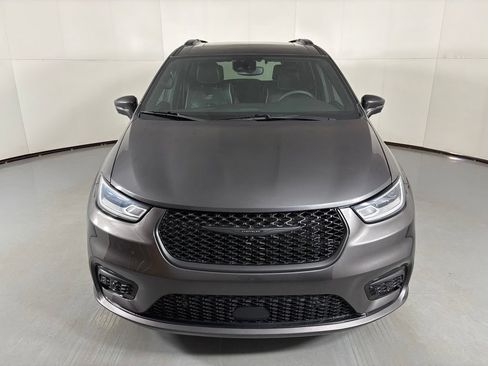 Used 2022 Chrysler Pacifica Limited w/ Uconnect Theater Family Group AWD/4WD image 3