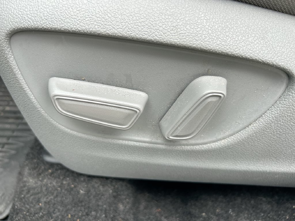 Used 2024 Toyota Highlander LE FWD image 12