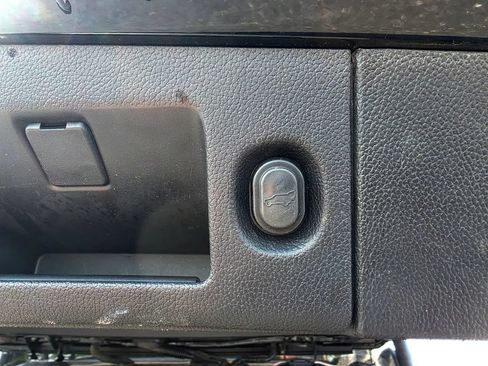 Used 2019 Cadillac Escalade Luxury AWD/4WD image 10