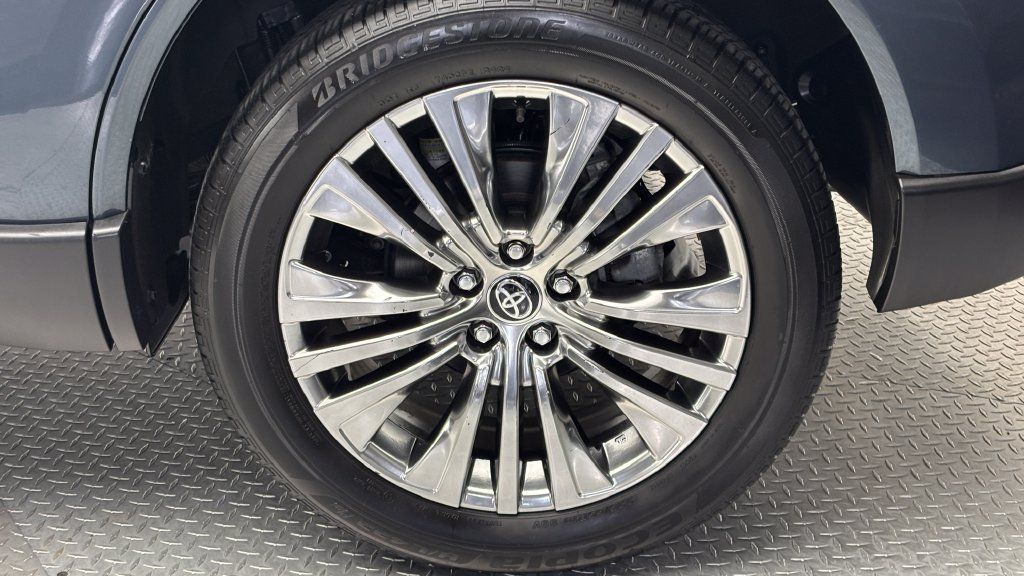 Used 2024 Toyota Venza XLE AWD/4WD image 6