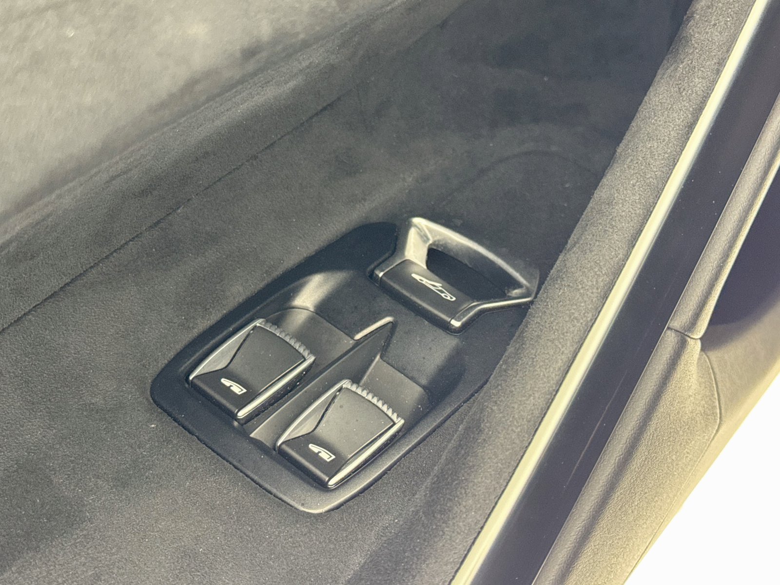 Used 2023 McLaren Artura RWD image 17