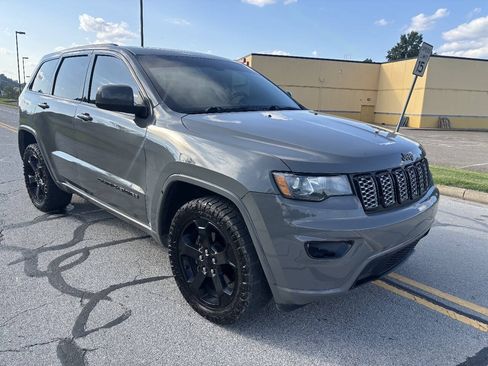 Used 2019 Jeep Grand Cherokee Altitude AWD/4WD image 3