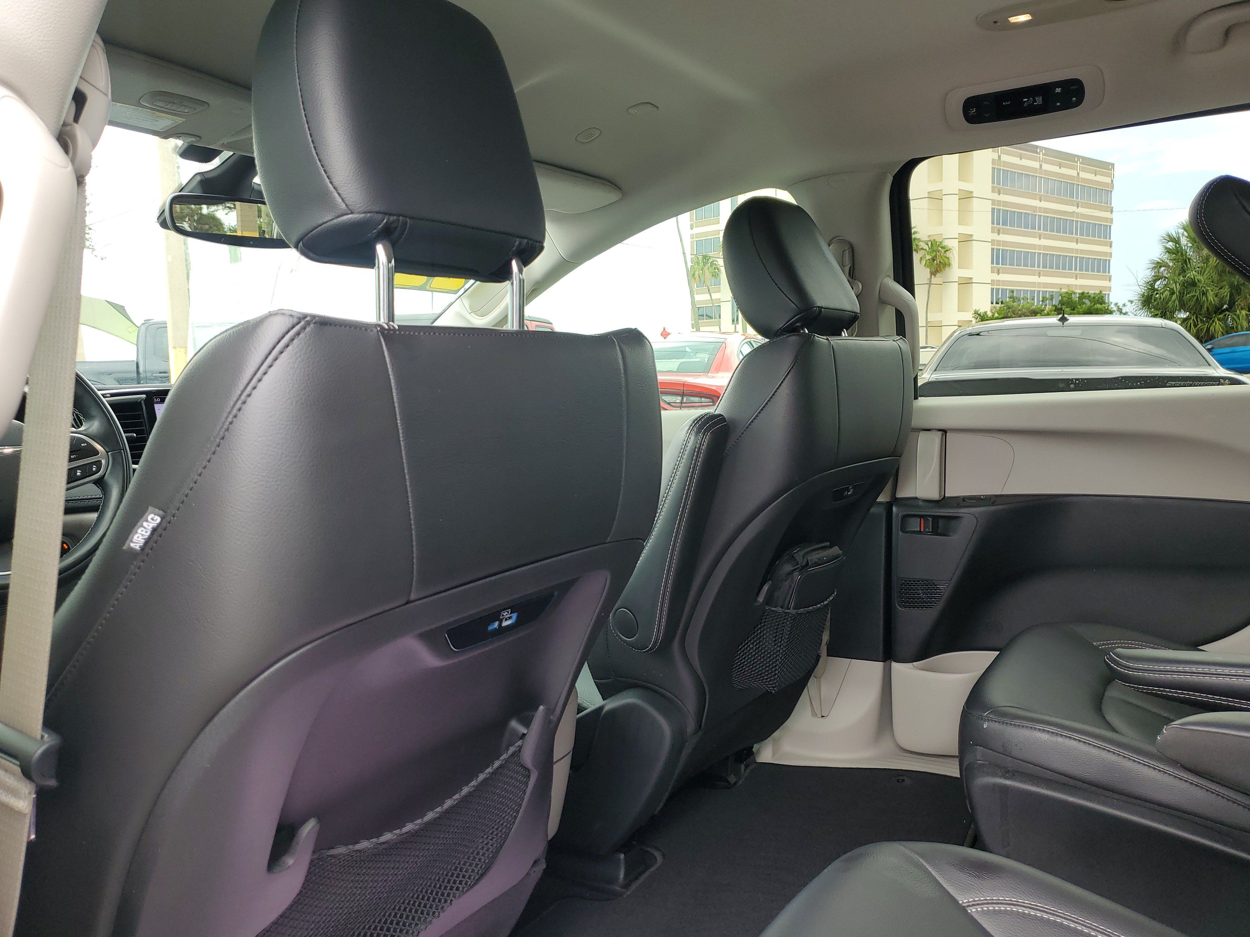 Used 2022 Chrysler Pacifica Touring-L FWD image 10
