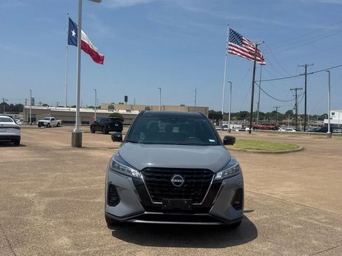 Used 2024 Nissan Kicks SR w/ SR Premium Package FWD image 5