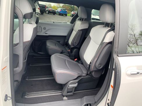 Used 2024 Toyota Sienna XSE FWD image 6