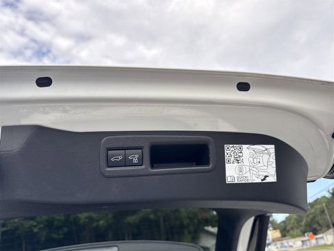 Used 2022 Toyota Venza LE image 31