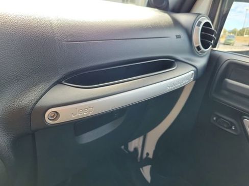 Used 2012 Jeep Wrangler Rubicon w/ PWR Convenience Group image 21