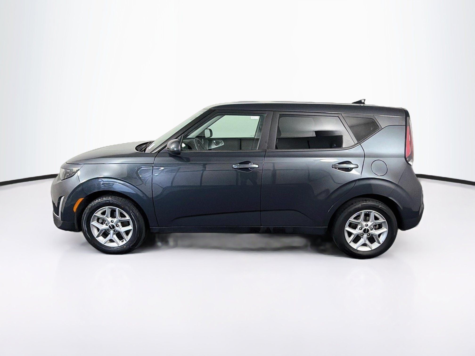 Used 2025 Kia Soul LX w/ LX Technology Package FWD image 4