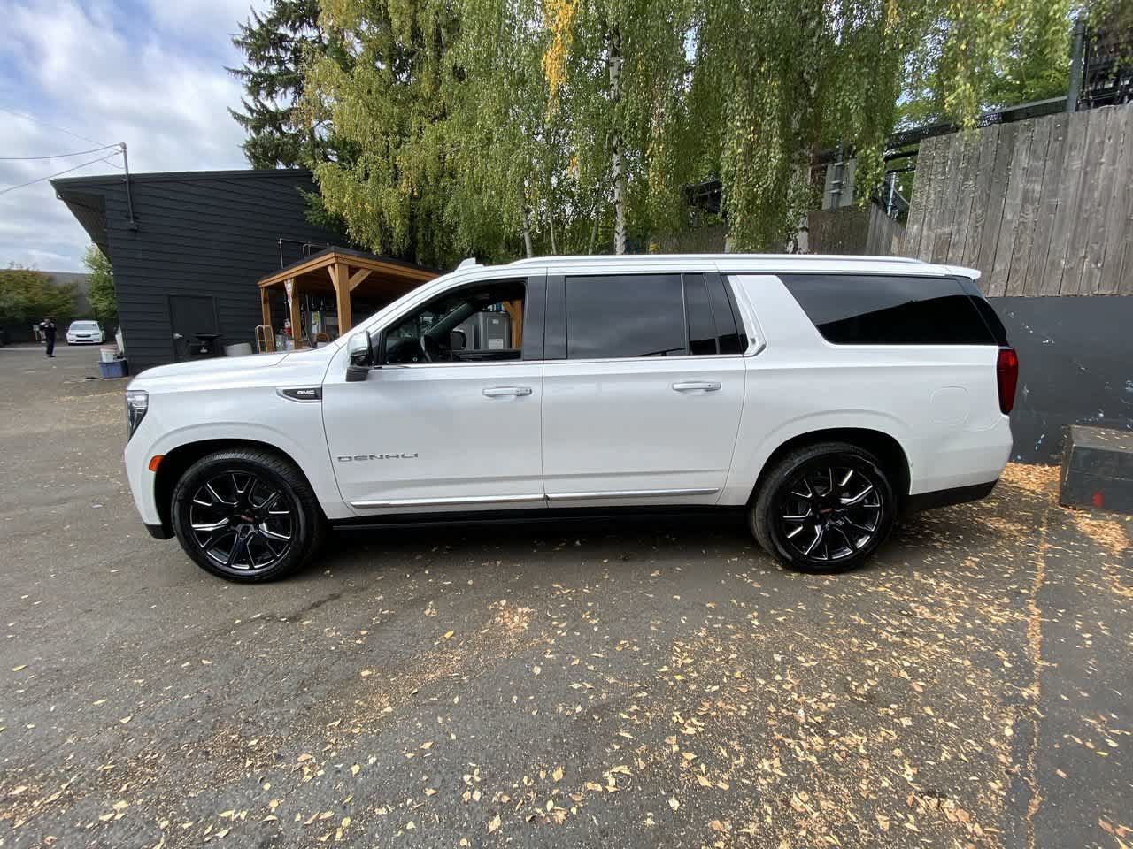 Used 2021 GMC Yukon XL Denali w/ Denali Ultimate Package AWD/4WD image 3