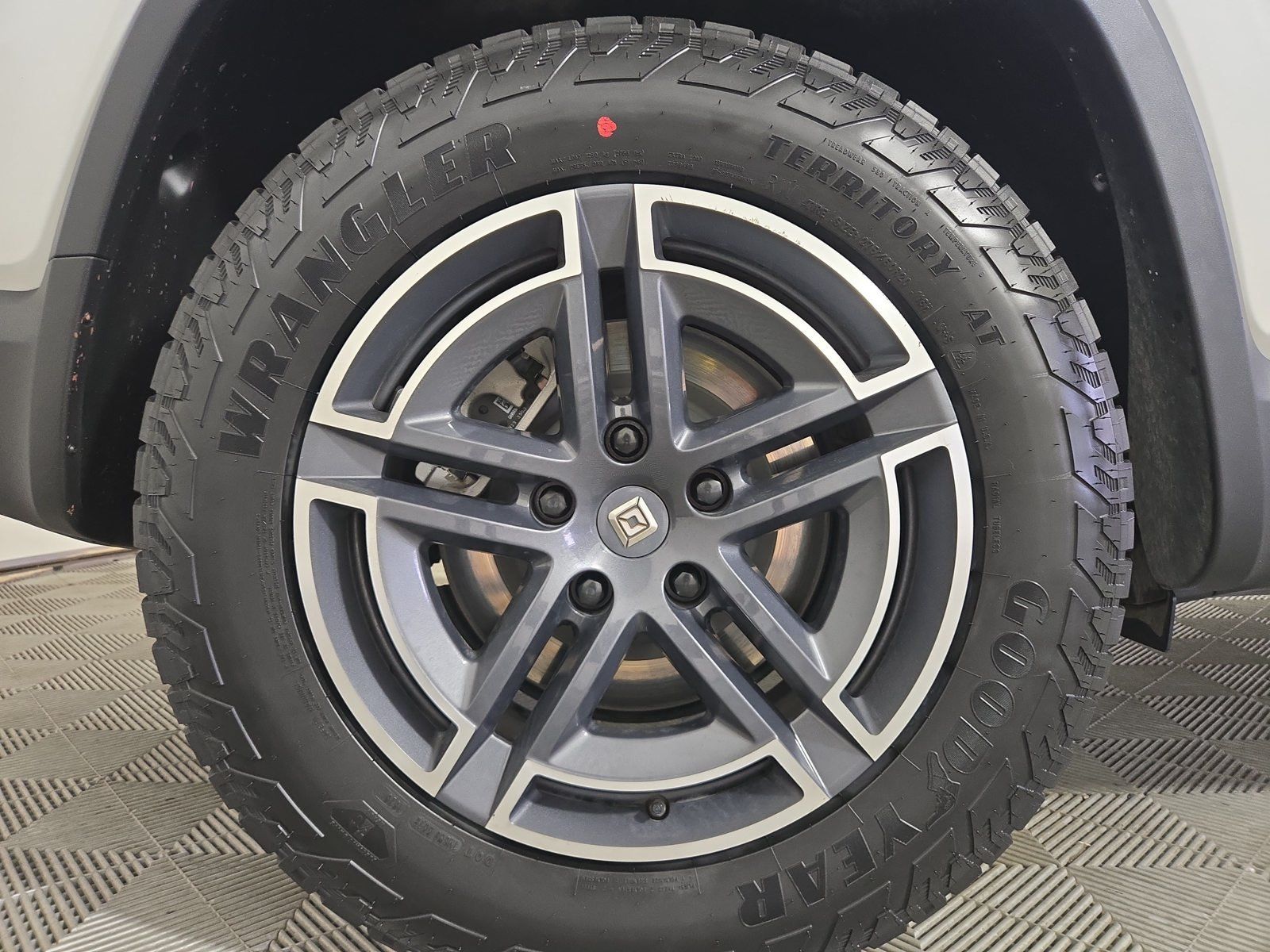Used 2025 Rivian R1S Adventure Dual AWD/4WD image 12