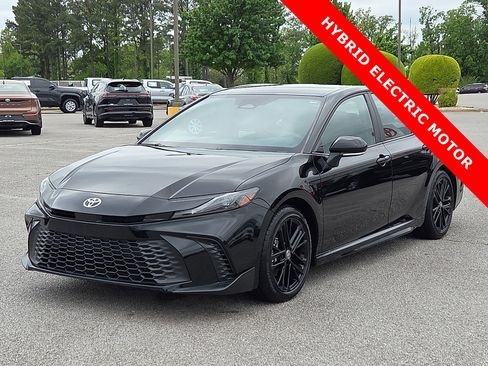Used 2025 Toyota Camry SE FWD image 2