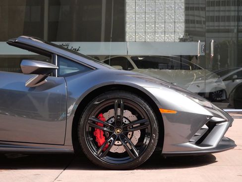 Used 2021 Lamborghini Huracan EVO image 9