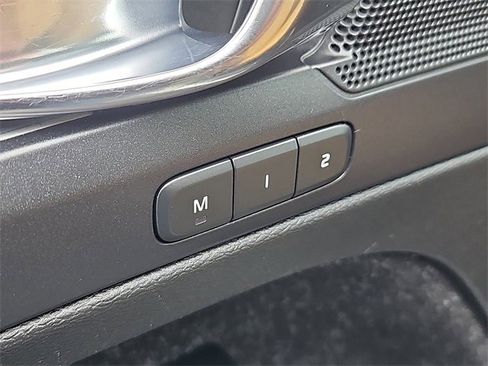 Used 2020 Volvo XC40 T5 Momentum w/ Protection Package Premier image 19