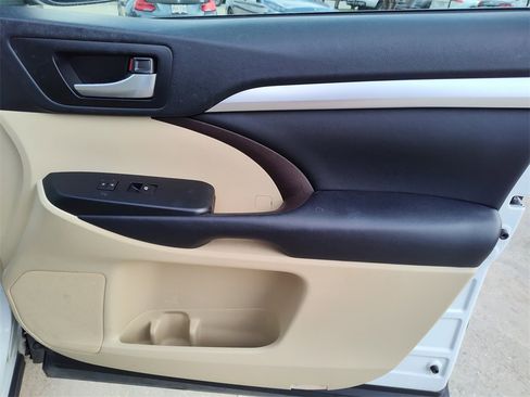 Used 2019 Toyota Highlander SE image 35