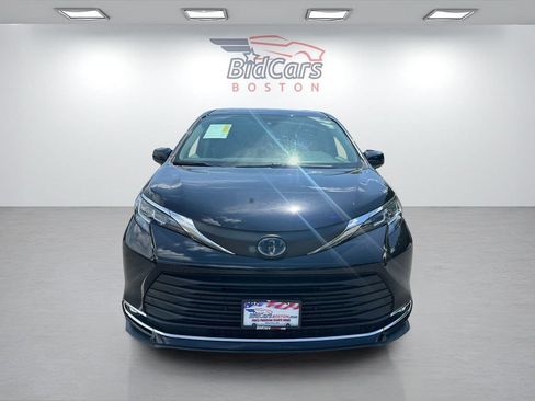 Used 2021 Toyota Sienna XLE w/ XLE Plus Package FWD image 2